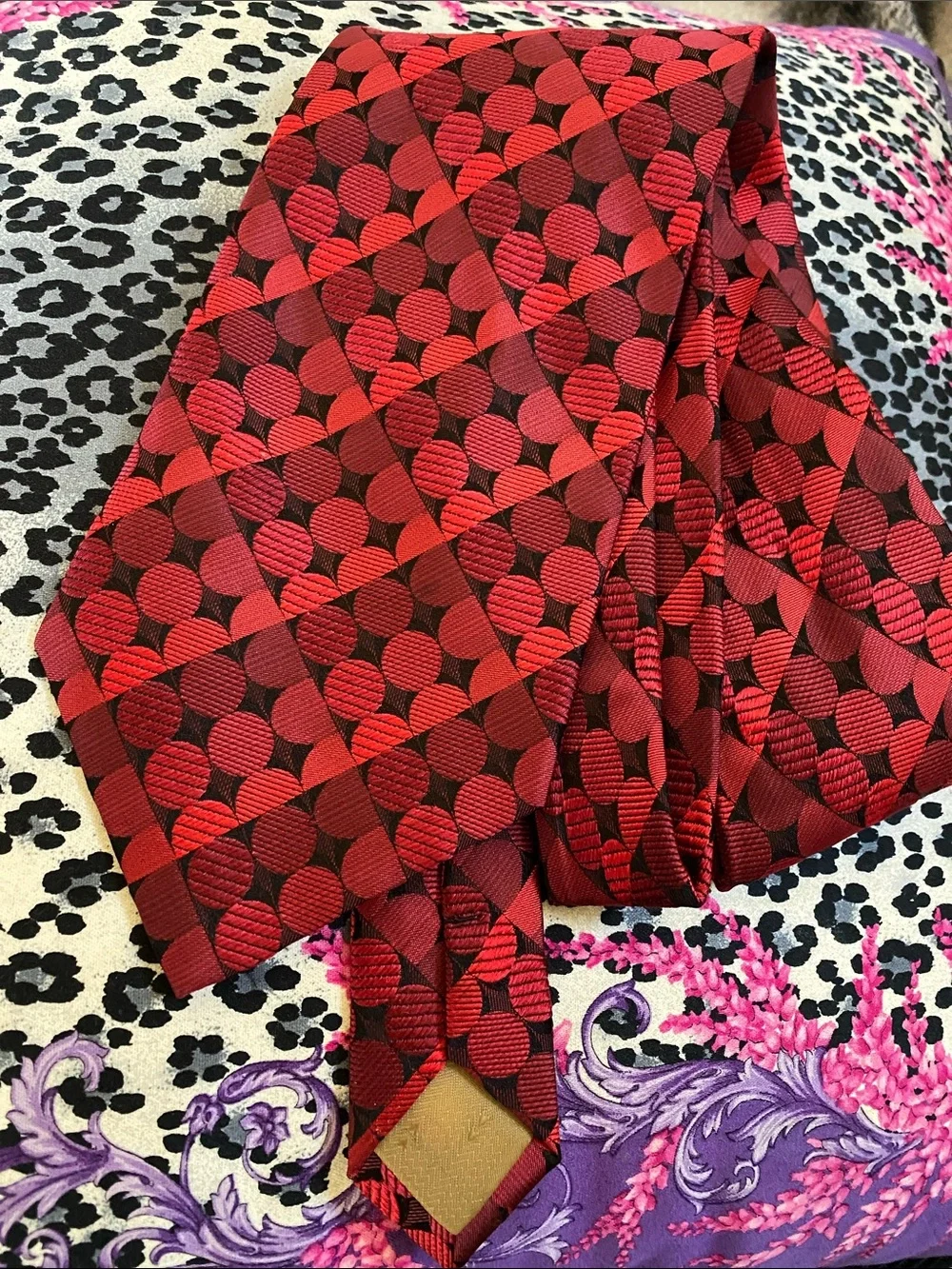 💯 Silk Hand Made Luxurious Red Black Subtle Shimmer Textured Tie